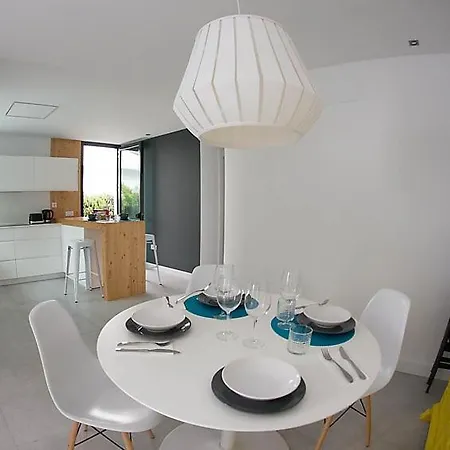 Sleeps 6 Pool Wifi Lägenhet